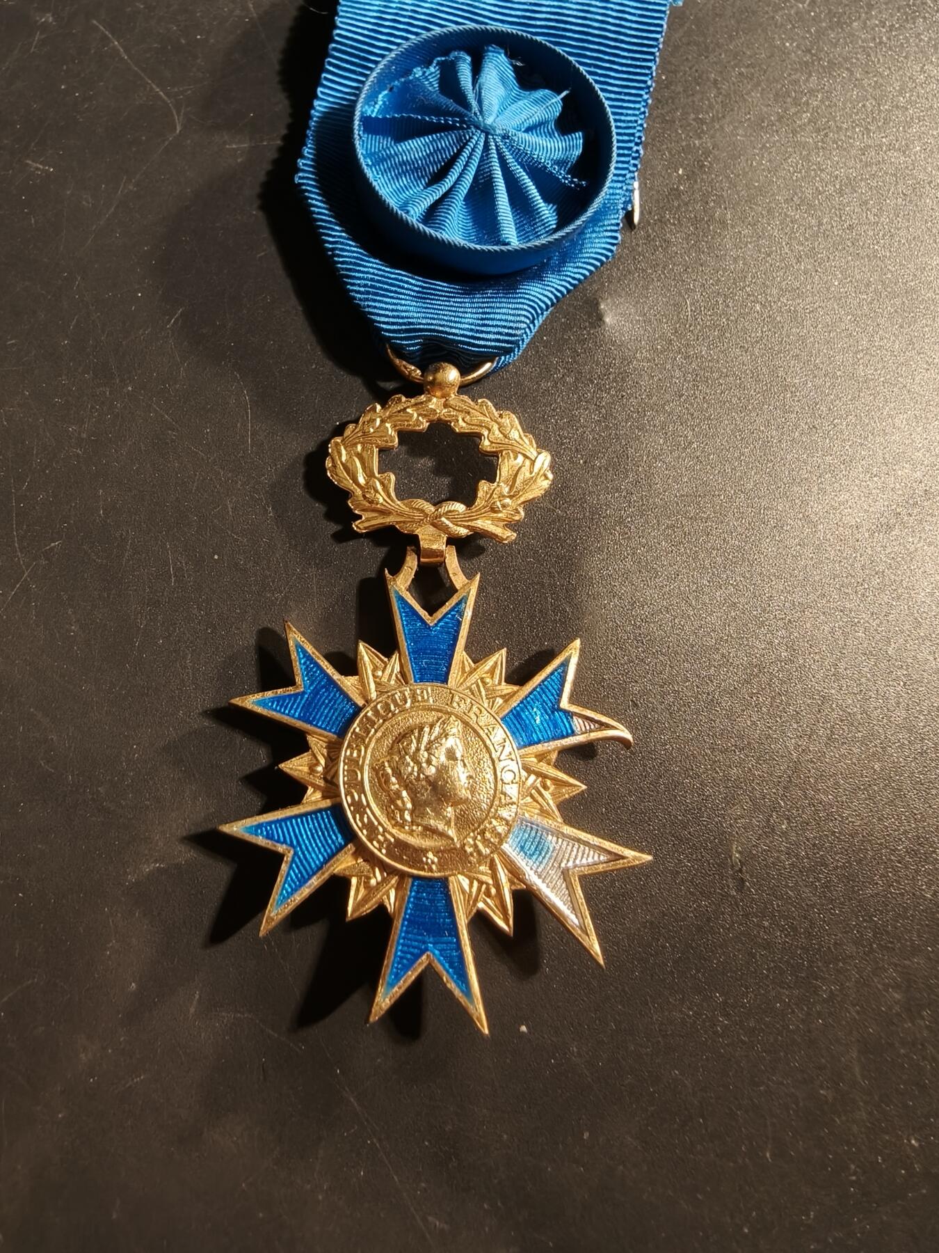 老王徽章第176期 法国军官级国家功勋勋章    原盒    早期950银镀金珐琅     28.7g