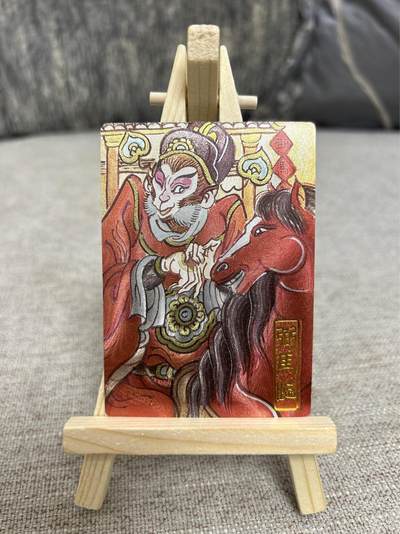 喜灰玩卡拍卖第三期限时免佣金，接代拍，免佣金帮卡友们拍卖，欢迎送拍，释放现金流，让自己有资金可以购买更多喜欢的卡牌，让别的卡友能淘到更多心仪的卡牌 - 赵洛严绘马年弼马温粗闪卡一张