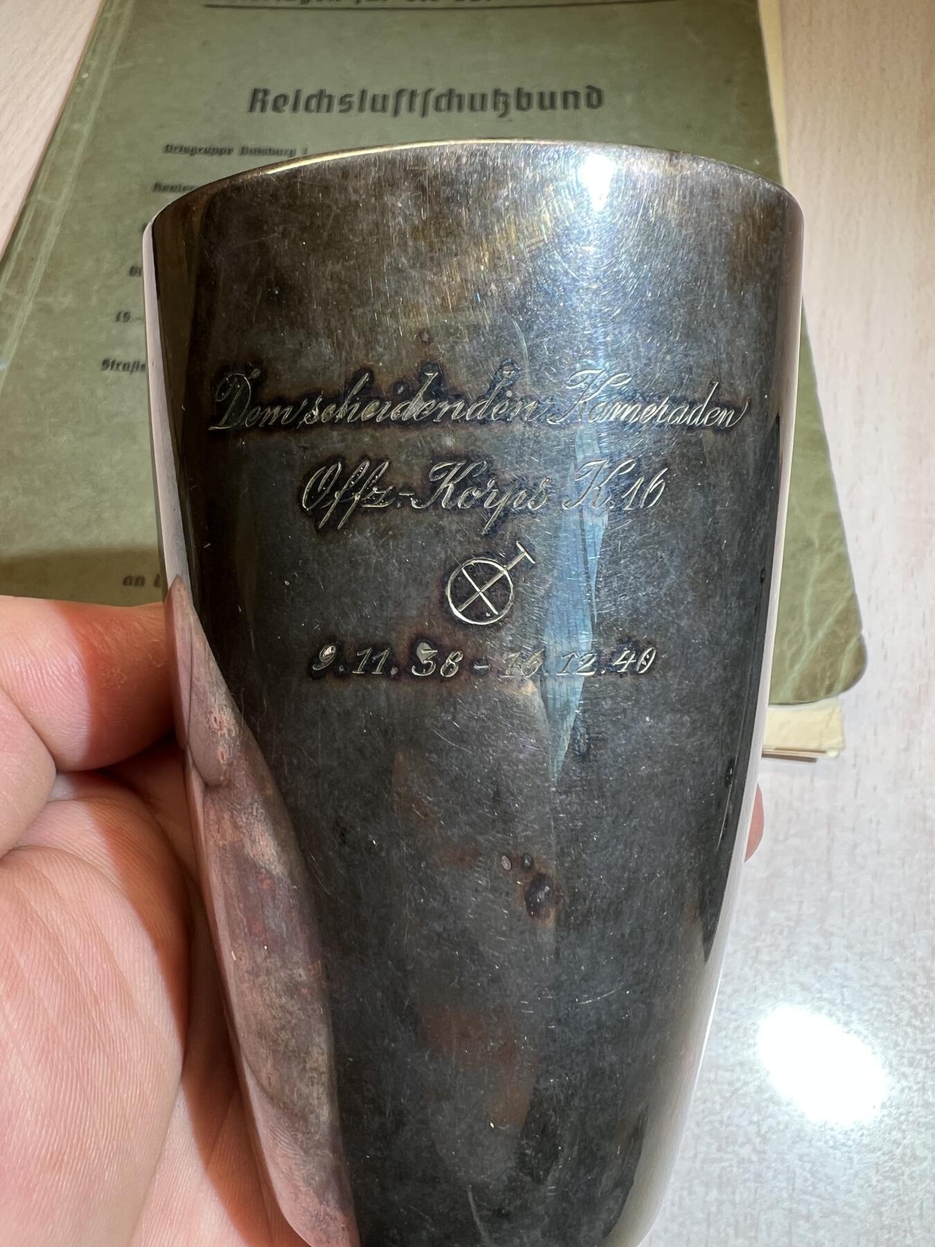 大猫徽章拍卖 第286期 珍爱和平 （更多细节可W看） 二战德国中尉勋章、奖杯与文件 勋章，奖杯和文件均属于第 7 装甲师第 16 摩托化机枪连中尉弗里茨・沙伊纳