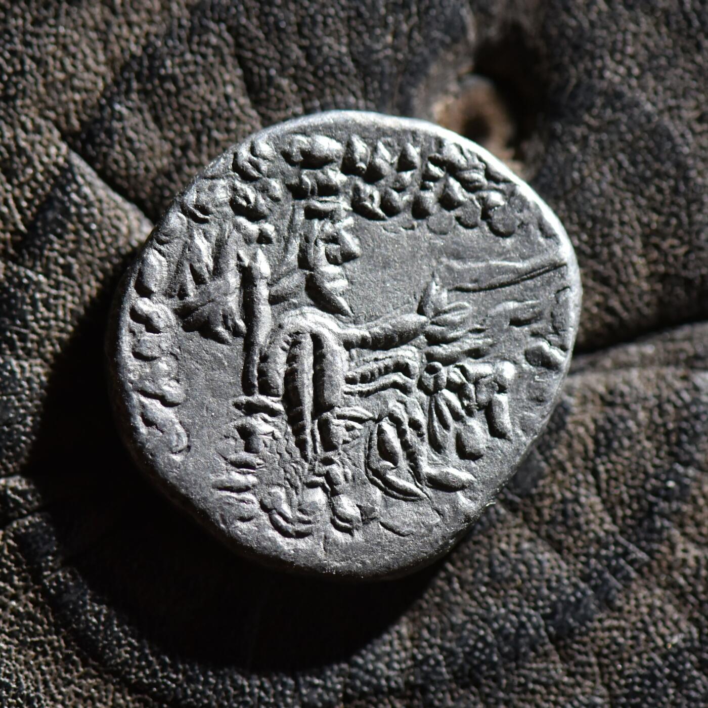 【良泉】【春节前最后一场】2月5日晚19.30点开拍！208组，本场结束后预存钱币的朋友请告知，将连同本场拍品一起邮寄，预祝诸位春节愉快！ 公元前2-公元4年【古波斯】帕提亚，弗拉特斯五世【小弗拉特斯（Phraataces）穆萨女王共治】，一德拉克马银币 ，3.63克