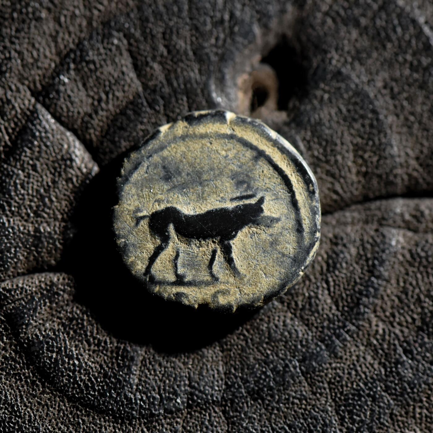 【良泉】【春节前最后一场】2月5日晚19.30点开拍！208组，本场结束后预存钱币的朋友请告知，将连同本场拍品一起邮寄，预祝诸位春节愉快！ 【少见】公元98-117年【古罗马】图拉真发行，正大力神“赫拉克勒斯”背“野猪”夸德兰（四分之一阿斯）铜币，3.38克