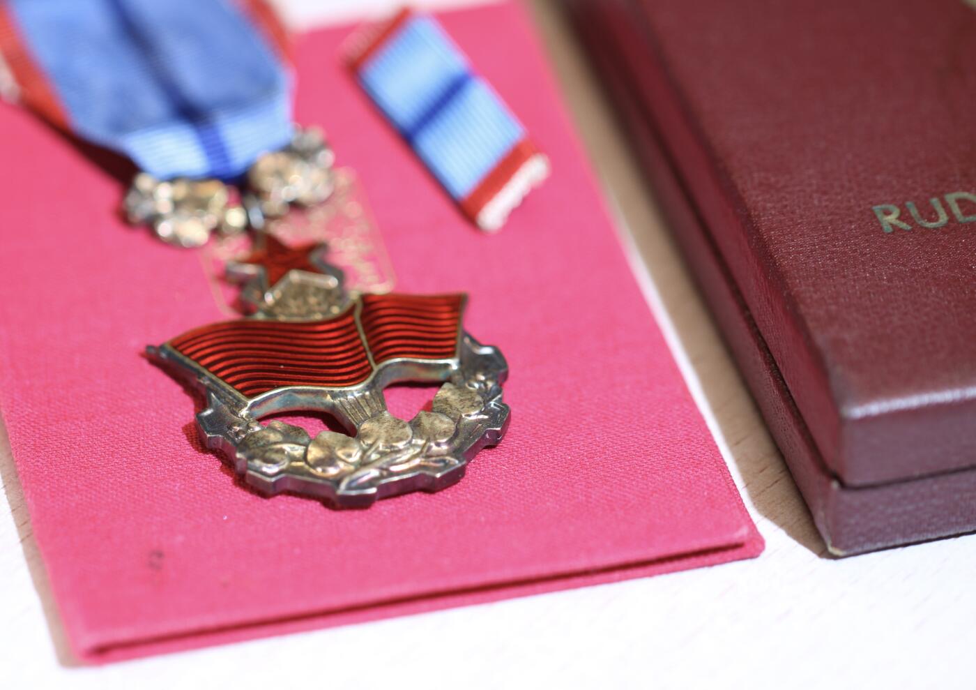 大猫徽章拍卖 第286期 捷克斯洛伐克劳动红旗勋章，T1王国国徽版，银质热珐琅，带原盒原证书