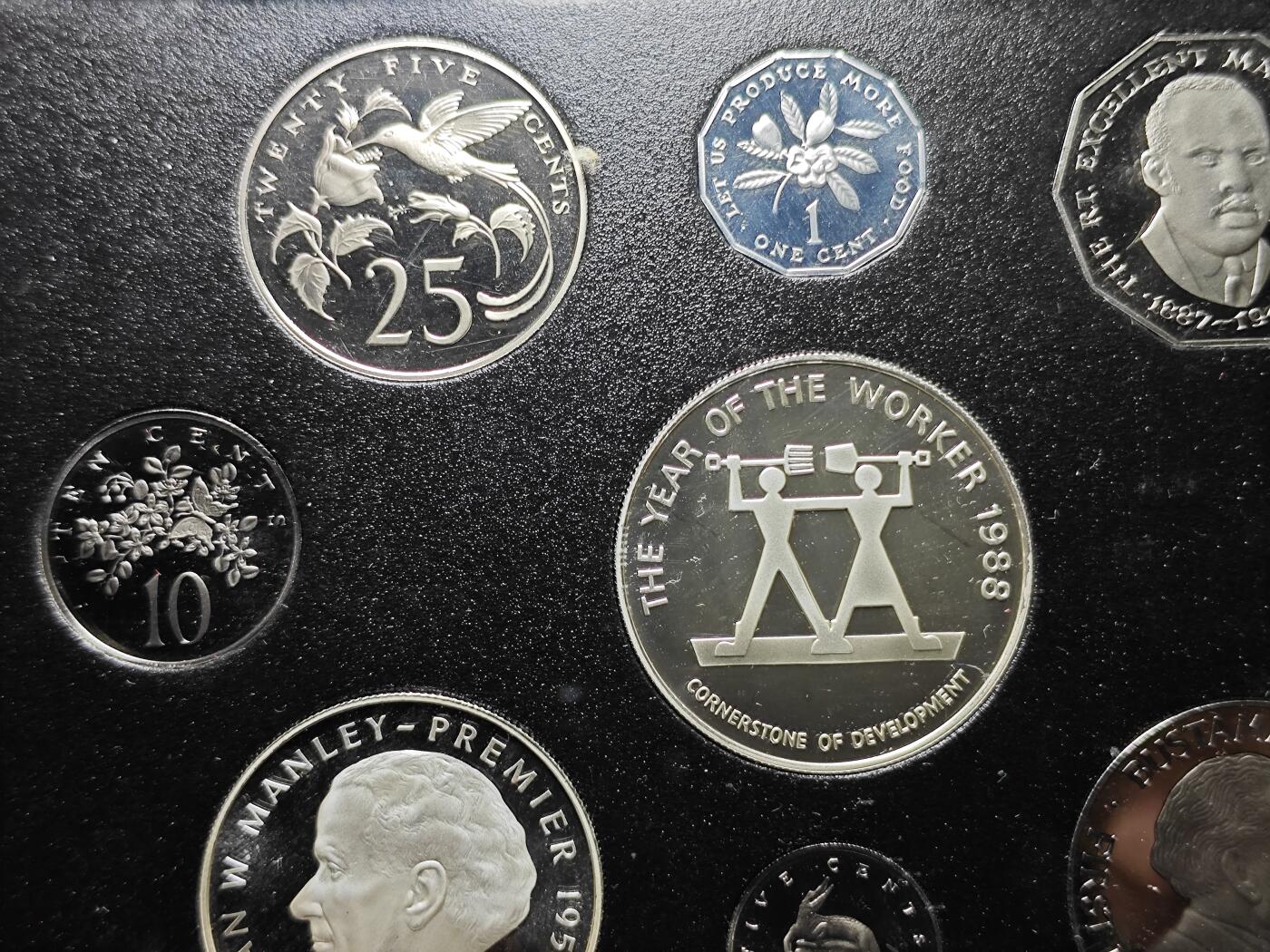 KK钱币收藏小铺  第400期  百期特拍（四拍之四）2月预留时间 周末发货  1988牙买加精制套币 盒证全 带$10纪念银币和$5两枚大银币 发行量1000