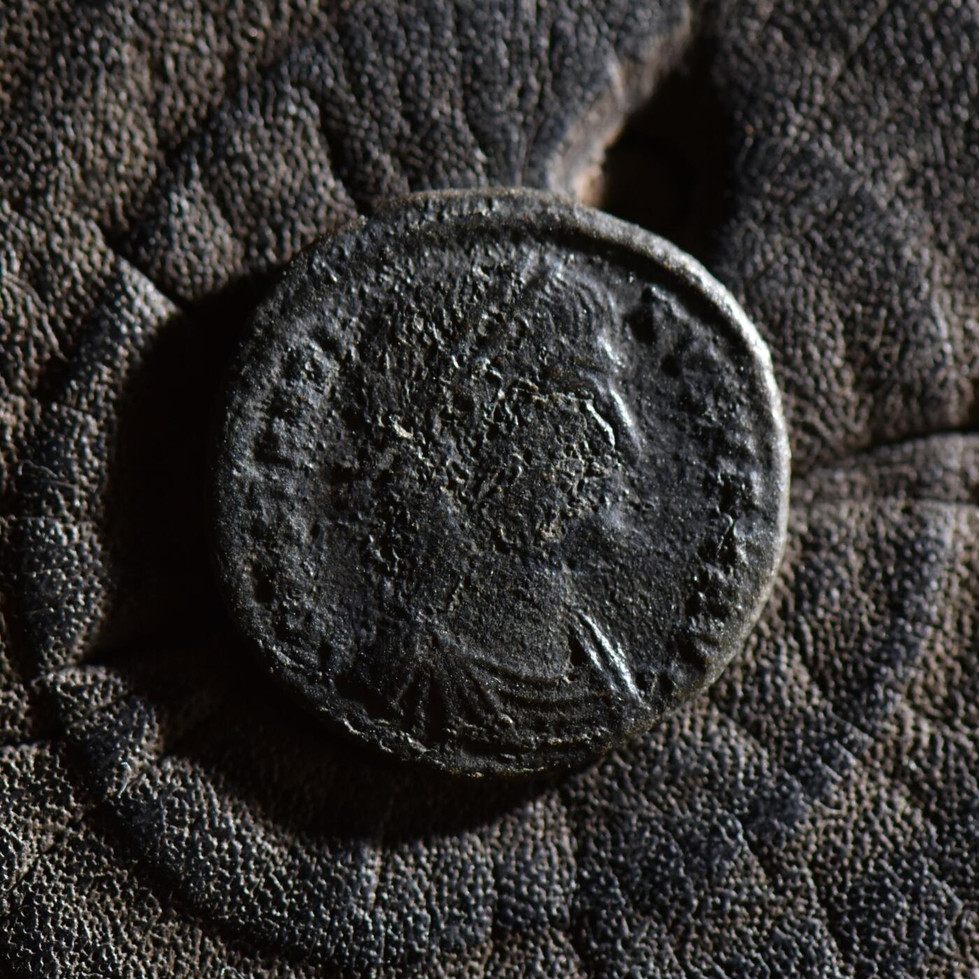 【良泉】【春节前最后一场】2月5日晚19.30点开拍！208组，本场结束后预存钱币的朋友请告知，将连同本场拍品一起邮寄，预祝诸位春节愉快！ 公元324-326年【古罗马】君士坦丁大帝“军塔营门”铜币，基齐库斯造币厂打制，2.46克