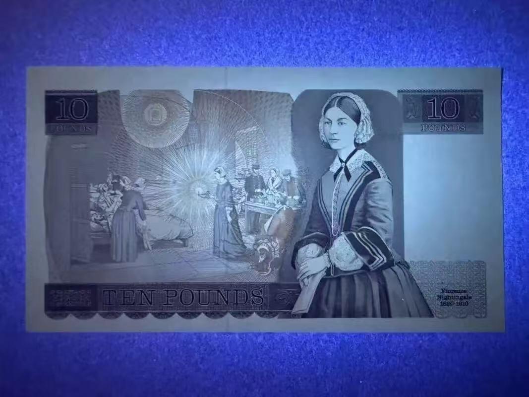 【礼羽收藏】🌏世界钱币拍卖第119期 英国D序列 1988-91年10镑 UNC 青年女王和南丁格尔 备注：正面中间上方有压痕。