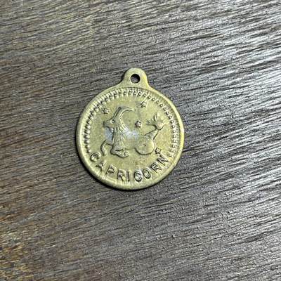 【铜匠收藏】★第137场★散币场。不寄存，30包邮。不满30元，支付5元运费。《接受代拍 代送NGC评级》 - 100【无寄存】12星座纪念章吊坠 摩羯和巨蟹