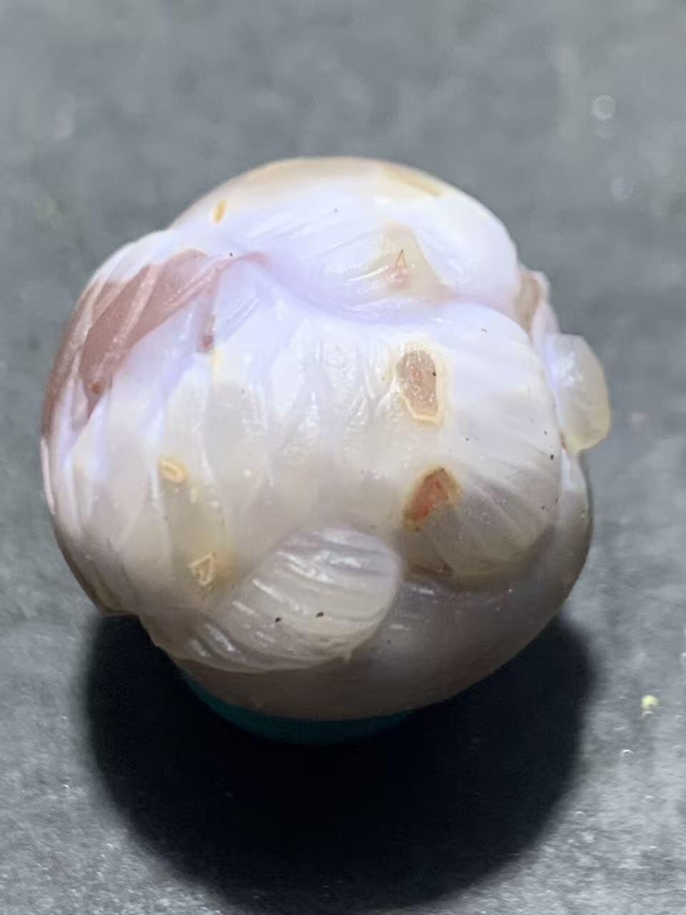 精美亚光战国红玛瑙手工巧雕龙鱼戏珠圆珠一个