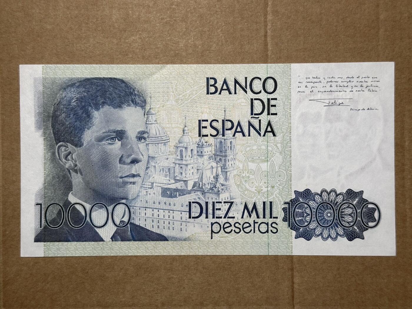 🐍甜小邱世界纸币收藏🐍第139期精品场💐 【倒二版最高值】西班牙1985年10000比塞塔 两代同堂卡洛斯国王和费利佩王子 UNC 右上方有捆痕