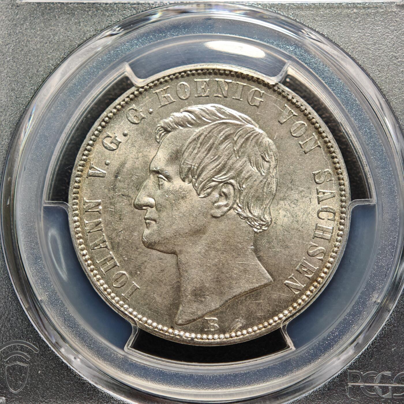 【德藏】世界币章拍卖第161期  1869年 德国萨克森约翰一世矿业祝福泰勒银币 PCGS MS62 淡黄油包浆 转光十足 萨克森是19世纪德国重要的矿业与冶金中心，银、锡、铁等矿产资源的开采与加工是其经济支柱，约翰一世时期发行此币，既是对矿业产业的致敬，也彰显了萨克森的经济特色