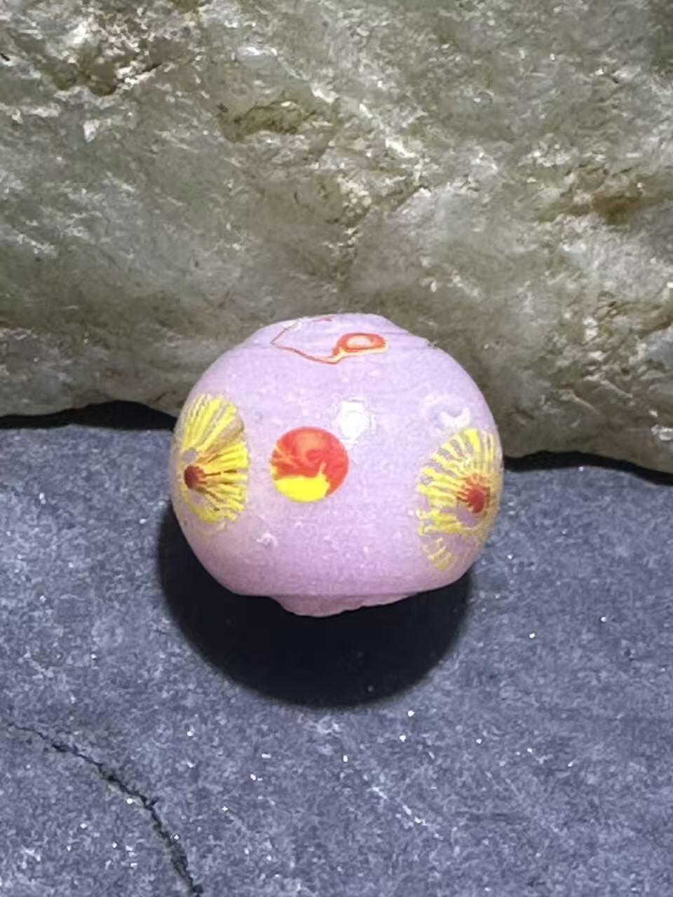 建国前后库存冰粉色祥云立体凤眼琉璃珠一颗，