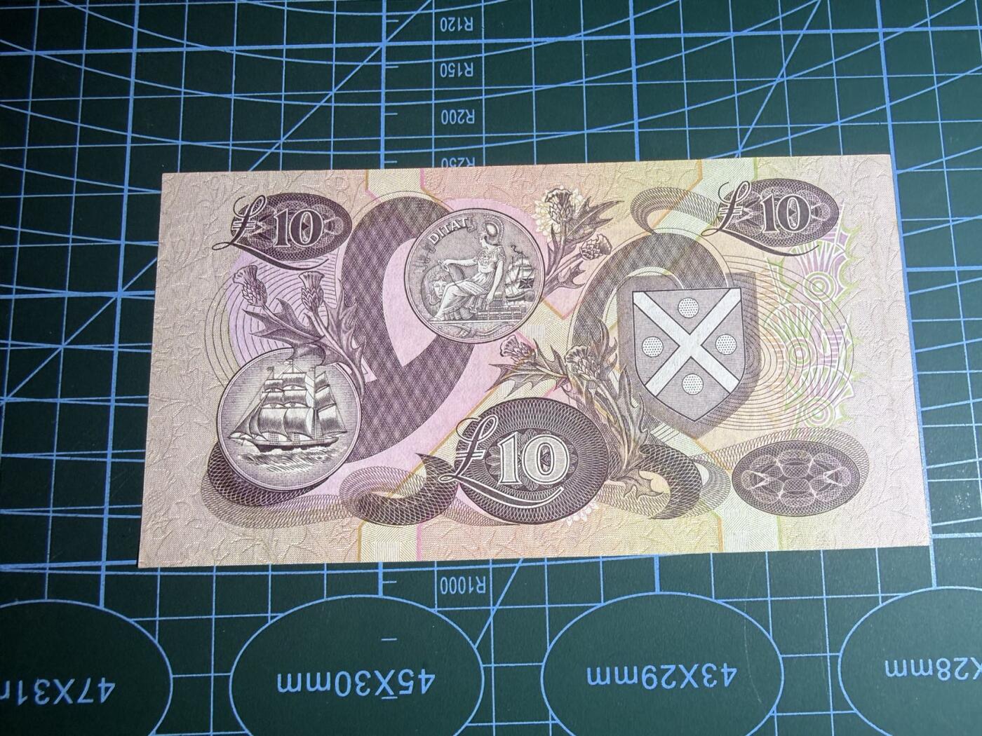 【炜奕收藏】，第五十六期，大不列颠专场 1993年苏格兰银行10镑，UNC-品相，号码无47，边缘潮斑