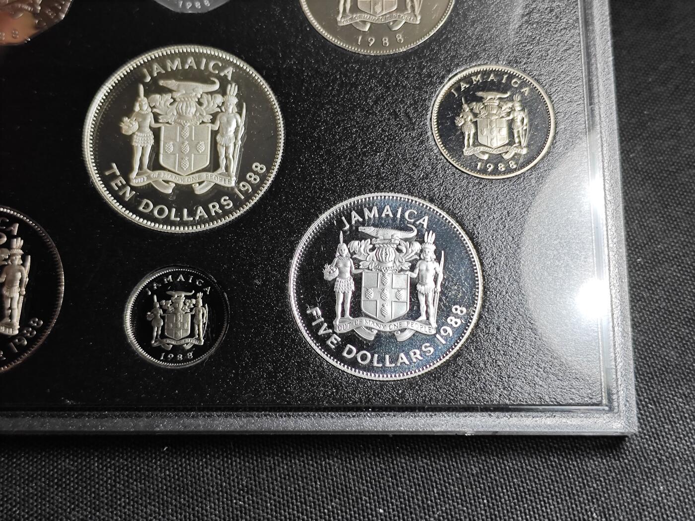 KK钱币收藏小铺  第400期  百期特拍（四拍之四）2月预留时间 周末发货  1988牙买加精制套币 盒证全 带$10纪念银币和$5两枚大银币 发行量1000