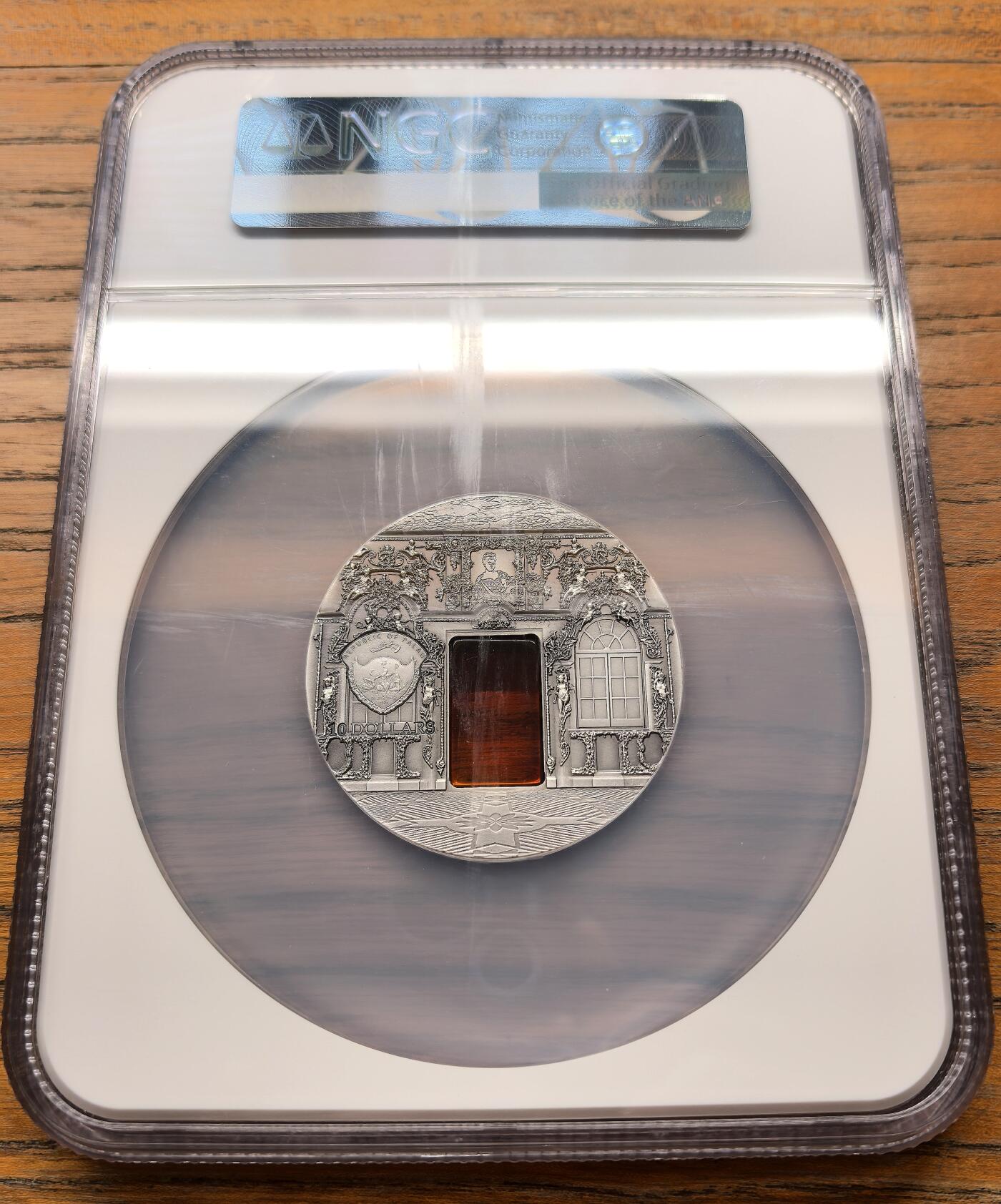 凡希社世界钱币微拍第三百十八期 2000帕劳矿物艺术—琥珀宫10元仿古大银NGC-MS70，天然矿物镶嵌，顶级品相。