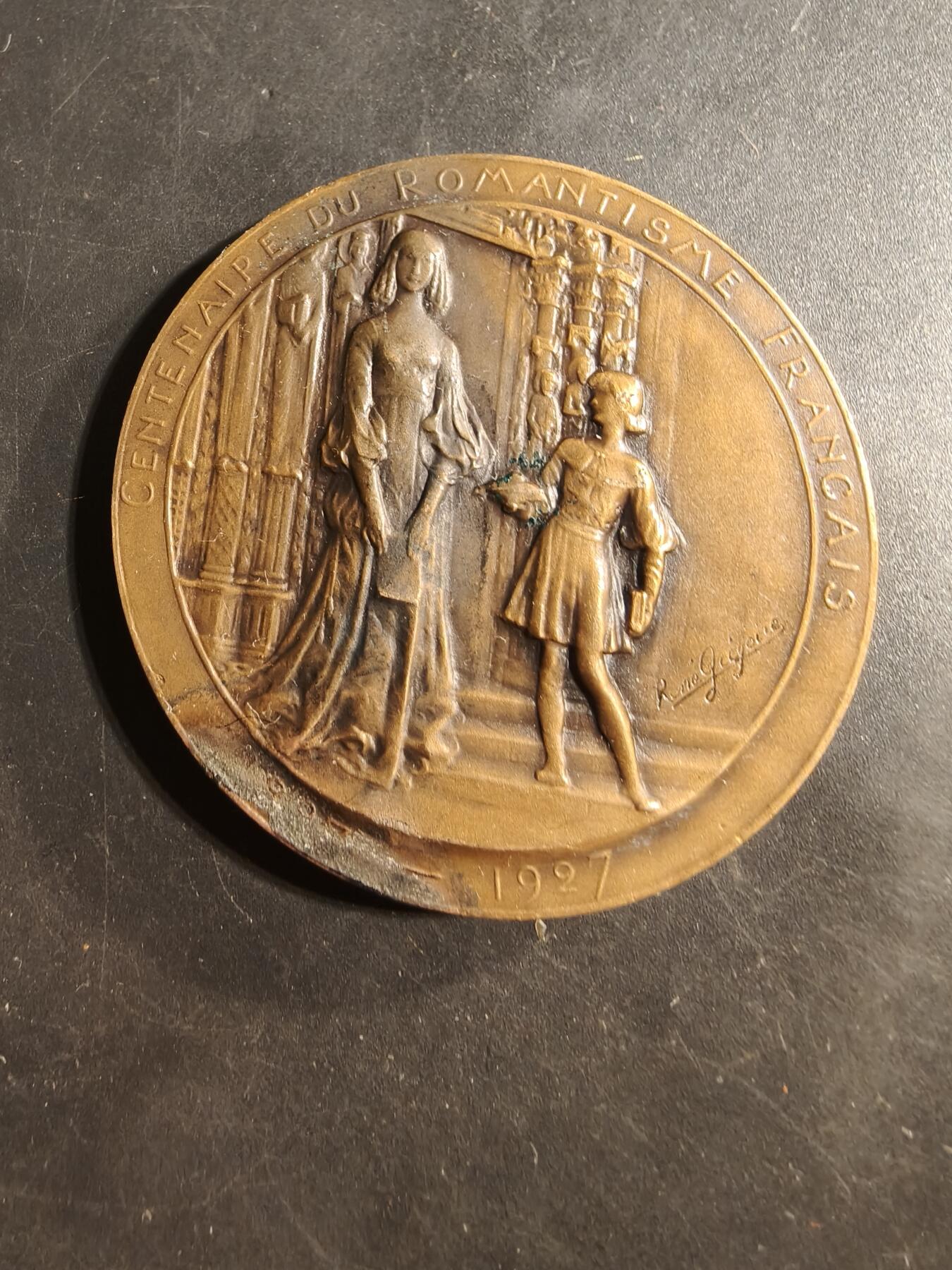 老王徽章第176期 法国浪漫主义运动一百周年大铜章     直径54mm    重量75g     背面雕刻法国著名浪漫主义运动中的作家、画家、雕塑家等，如：维克多·雨果、德拉克罗瓦、阿尔弗雷德·缪塞等