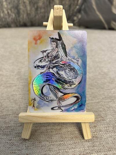 喜灰玩卡拍卖第三期限时免佣金，接代拍，免佣金帮卡友们拍卖，欢迎送拍，释放现金流，让自己有资金可以购买更多喜欢的卡牌，让别的卡友能淘到更多心仪的卡牌 - 沈鑫老师绘彩闪白娘子一张