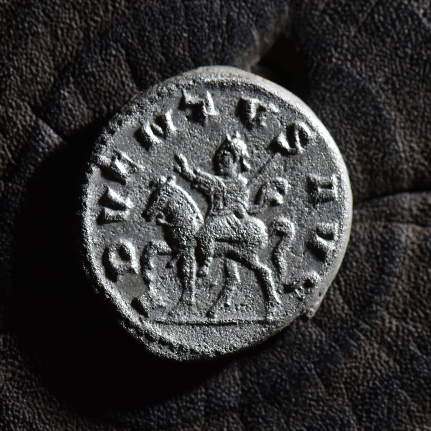 【良泉】【春节前最后一场】2月5日晚19.30点开拍！208组，本场结束后预存钱币的朋友请告知，将连同本场拍品一起邮寄，预祝诸位春节愉快！ 【少见】公元251-253年【古罗马】加卢斯之子——沃鲁西安努斯，背皇帝骑马，铭文ADVENTVS AVG（奥古斯都的驾临。这类铭文是为了纪念皇帝抵达罗马，可能是登基之初，也可能是从远方归来。它们也指皇帝驾临帝国境内的某个城市或行省。）双迪纳里银币，4.75克