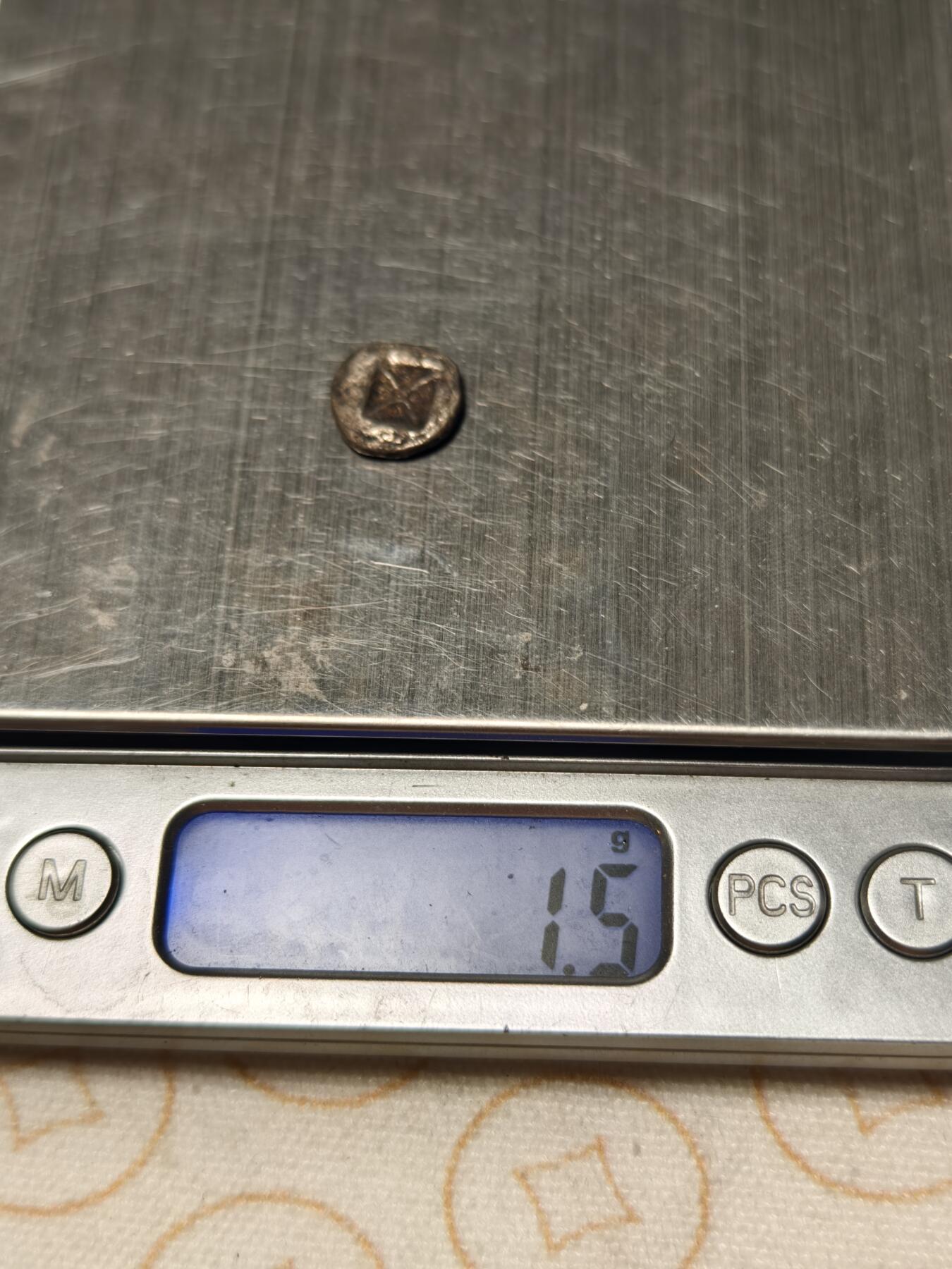 抚柳草堂-第七期章牌钱币 奖章勋章限时免佣 满百包邮 放漏专场 三佛齐王国末期至满者伯夷王国早期打制小银币 1.5g重正面有檀香花徽记，背面爪哇岛文，面值1 Unit或称Masa