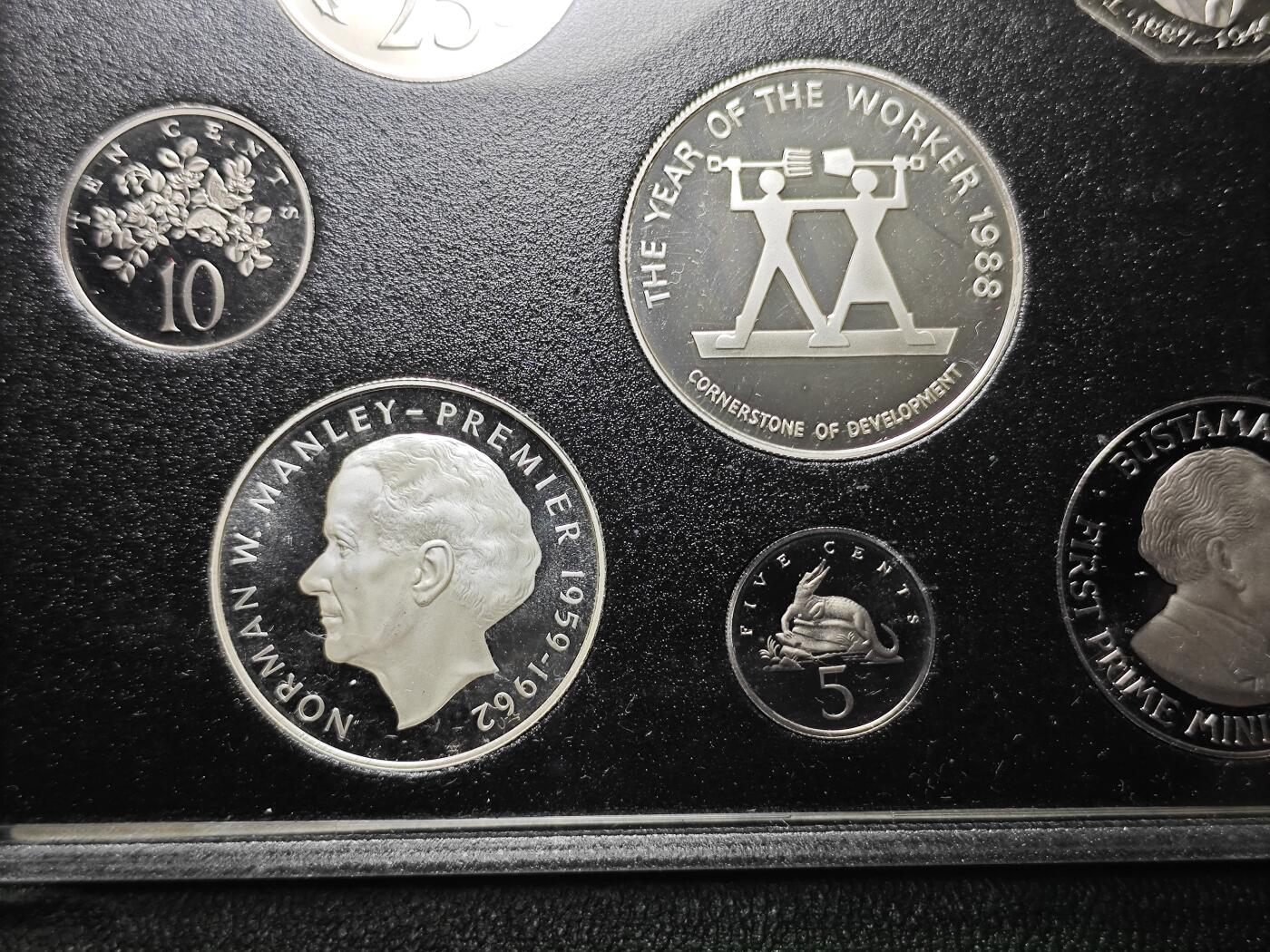 KK钱币收藏小铺  第400期  百期特拍（四拍之四）2月预留时间 周末发货  1988牙买加精制套币 盒证全 带$10纪念银币和$5两枚大银币 发行量1000