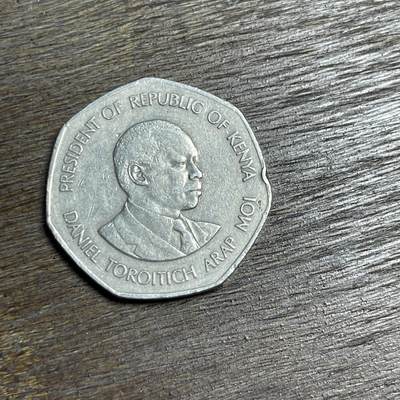 【铜匠收藏】★第137场★散币场。不寄存，30包邮。不满30元，支付5元运费。《接受代拍 代送NGC评级》 - 100【无寄存】1985 肯尼亚 5先令人镍币