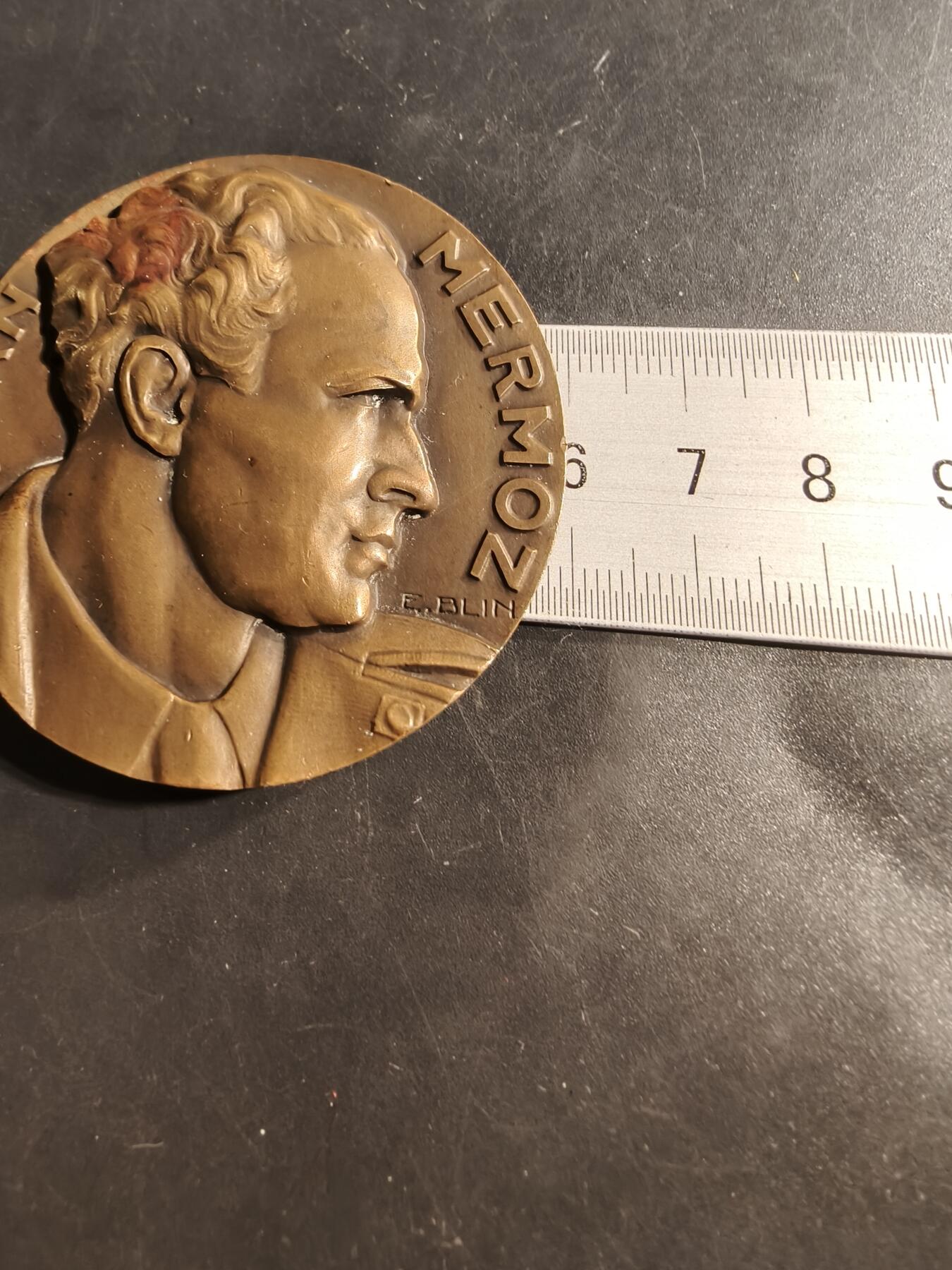 老王徽章第176期 法国航空先驱和飞行员让·梅尔莫兹大铜章     直径59mm     重量123.3g        让·梅尔莫兹（1901-1936）是一位传奇飞行员，以其在航空邮件服务（Aéropostale）中开创性的长途飞行而闻名。 