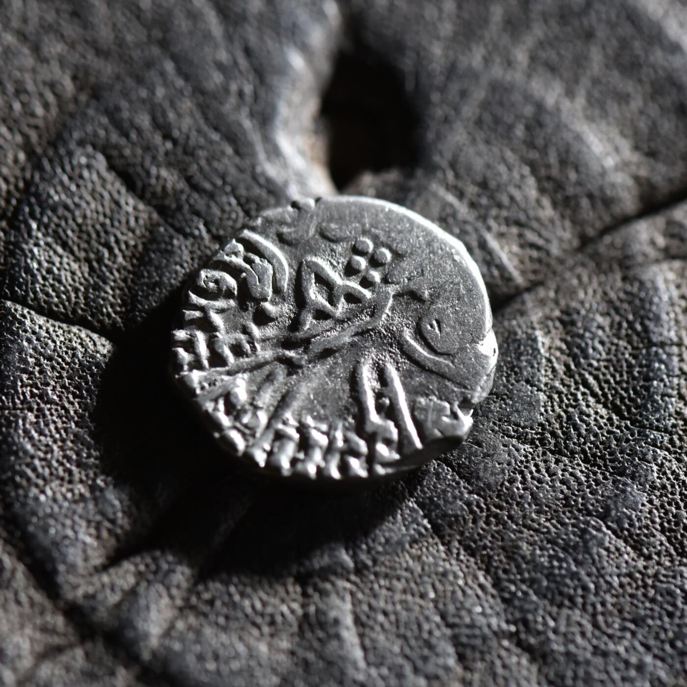 【良泉】【春节前最后一场】2月5日晚19.30点开拍！208组，本场结束后预存钱币的朋友请告知，将连同本场拍品一起邮寄，预祝诸位春节愉快！ 公元3世纪【西郡太守】西萨特拉普王朝，背三拱佛丘、星月银币，2.22克