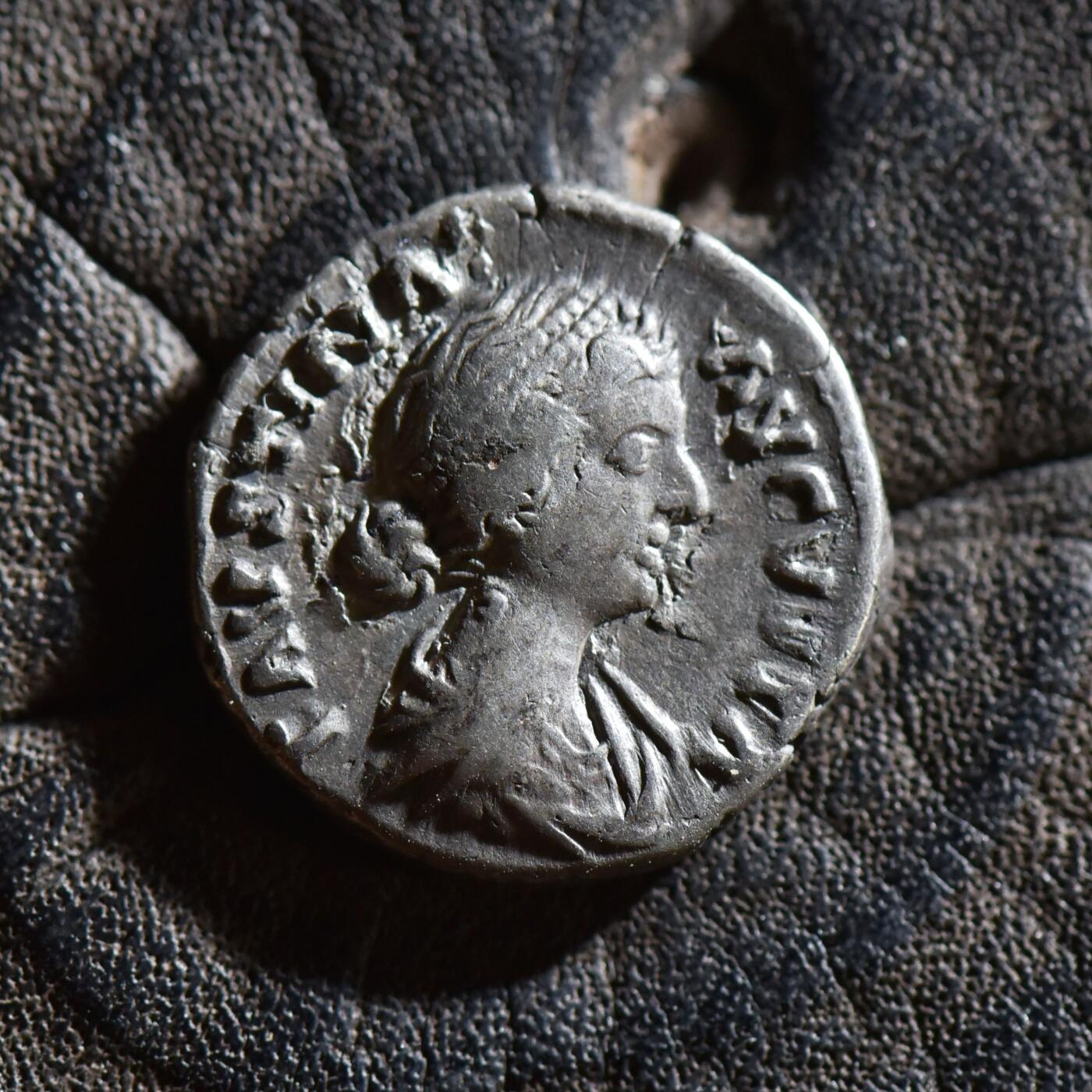 【良泉】【春节前最后一场】2月5日晚19.30点开拍！208组，本场结束后预存钱币的朋友请告知，将连同本场拍品一起邮寄，预祝诸位春节愉快！ 公元161-167年【古罗马】小福斯蒂娜，生育女神-费昆迪塔斯银币（其夫马可·奥利略打制，其父安东尼·庇护时期，其子康茂德都打过以小福斯蒂娜为头像的钱币）3.27克