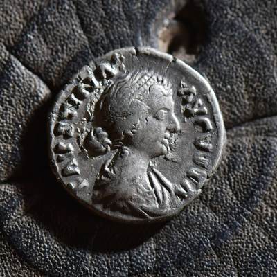 【良泉】【春节前最后一场】2月5日晚19.30点开拍！208组，本场结束后预存钱币的朋友请告知，将连同本场拍品一起邮寄，预祝诸位春节愉快！ - 公元161-167年【古罗马】小福斯蒂娜，生育女神-费昆迪塔斯银币（其夫马可·奥利略打制，其父安东尼·庇护时期，其子康茂德都打过以小福斯蒂娜为头像的钱币）3.27克