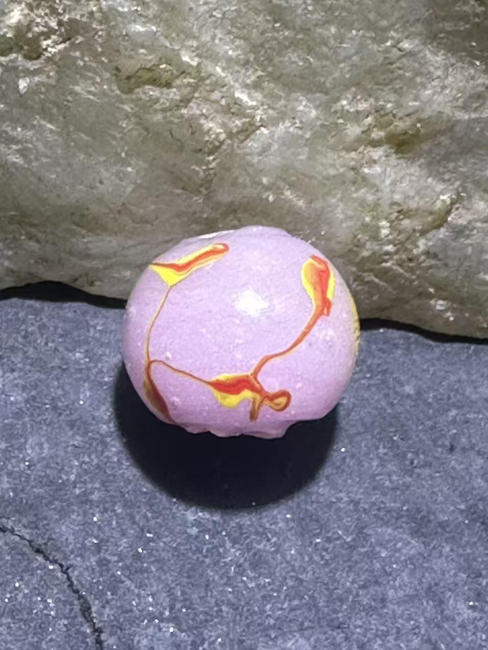 建国前后库存冰粉色祥云立体凤眼琉璃珠一颗，