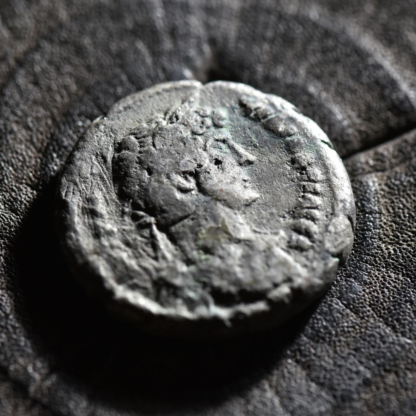 【良泉】【春节前最后一场】2月5日晚19.30点开拍！208组，本场结束后预存钱币的朋友请告知，将连同本场拍品一起邮寄，预祝诸位春节愉快！ 【藏家出品A】非常罕见！公元125-126年，埃及行省，哈德良在位第10年打制，冥神塞拉皮斯，手持权杖，左下角为其神兽地狱三头犬刻耳柏洛斯，四德拉克马，亚历山大港造币厂，11.49克