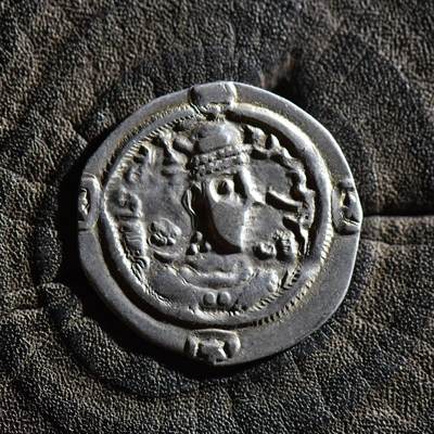 【良泉】【春节前最后一场】2月5日晚19.30点开拍！208组，本场结束后预存钱币的朋友请告知，将连同本场拍品一起邮寄，预祝诸位春节愉快！ - 公元579-590年【萨珊帝国】霍米兹德四世，一德拉克马剪边改伊斯兰第尔汗银币，2.32克
