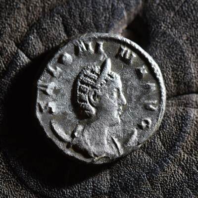 【良泉】【春节前最后一场】2月5日晚19.30点开拍！208组，本场结束后预存钱币的朋友请告知，将连同本场拍品一起邮寄，预祝诸位春节愉快！ - 【超重版】公元255-258年【古罗马】加里恩努斯的皇后——萨洛妮娜发行，背天后朱诺，铭文IVNO REGINA，安敦尼银币，5.08克