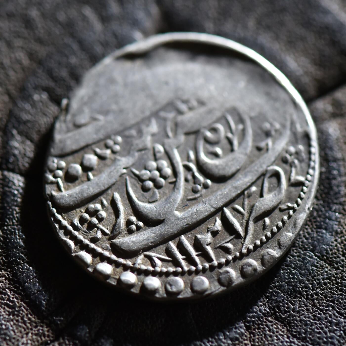 【良泉】【春节前最后一场】2月5日晚19.30点开拍！208组，本场结束后预存钱币的朋友请告知，将连同本场拍品一起邮寄，预祝诸位春节愉快！ 【幸运硬币】公元1653-1654年【萨法维王朝】阿巴斯二世，在位第31年。大布里斯坦打制银币，5.28克