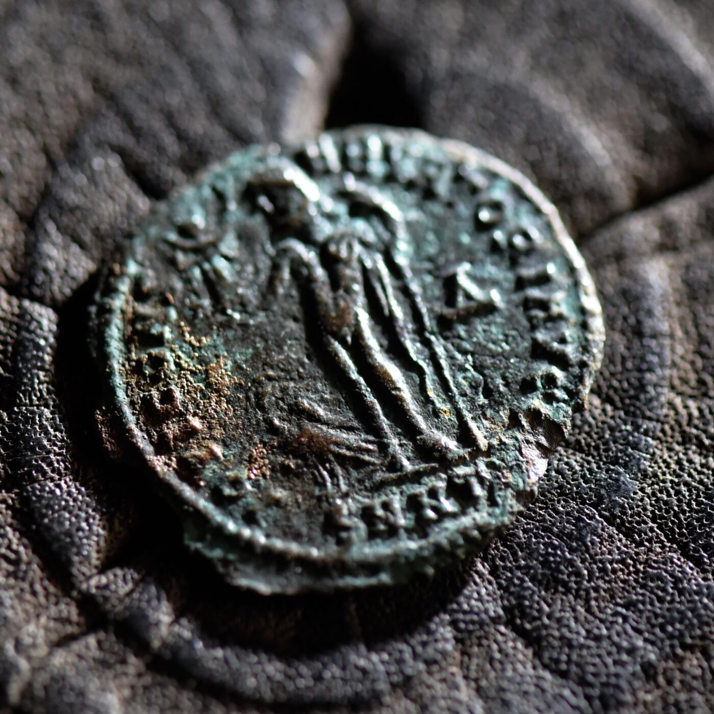 【良泉】【春节前最后一场】2月5日晚19.30点开拍！208组，本场结束后预存钱币的朋友请告知，将连同本场拍品一起邮寄，预祝诸位春节愉快！ 公元318-320年【古罗马】李锡尼“朱庇特持胜利女神”洗银富力铜币，尼科墨底亚造币厂，2.24克