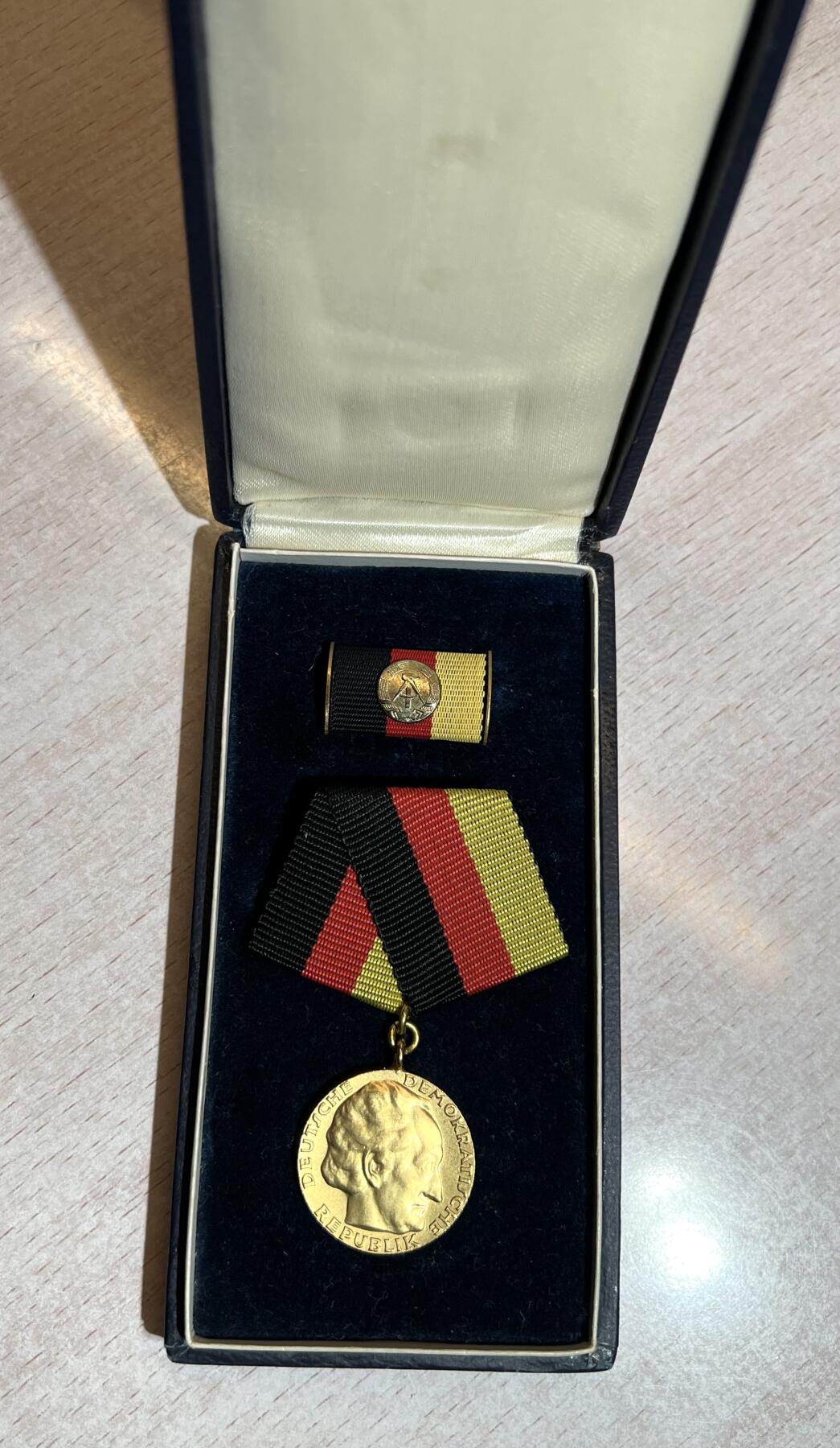 大猫徽章拍卖 第286期 东德国家奖金（军版大挂）