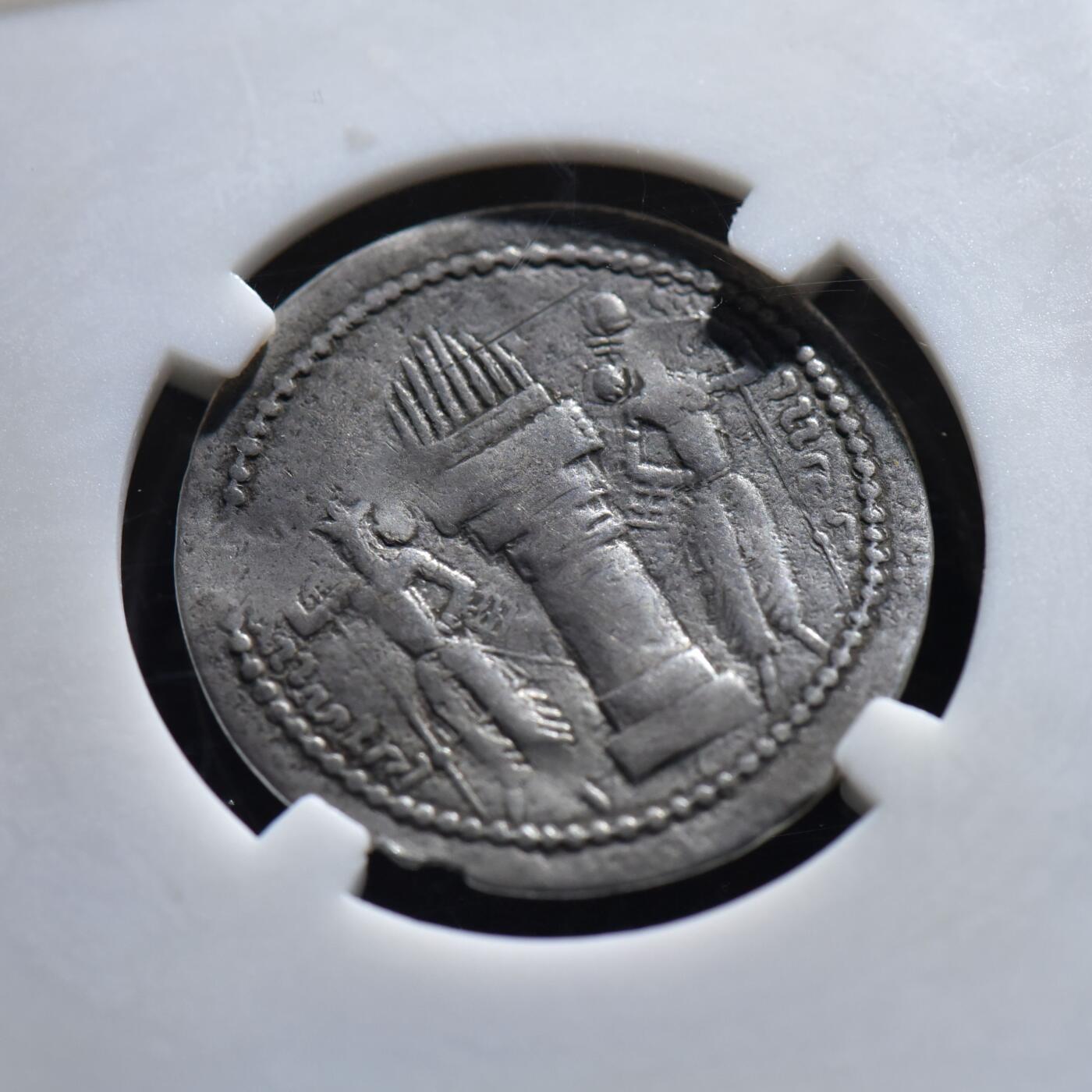 【良泉】【春节前最后一场】2月5日晚19.30点开拍！208组，本场结束后预存钱币的朋友请告知，将连同本场拍品一起邮寄，预祝诸位春节愉快！ 【藏家出品D】公元276-293年，波斯 萨珊帝国 瓦赫兰二世 国王、王后、王子“全家福” 一德拉克马 银币，4.03克