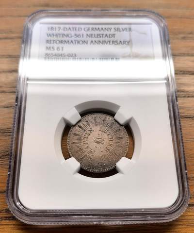 凡希社世界钱币微拍第三百十八期 - 1817德国德累斯顿诺伊斯塔特纪念马丁·路德宗教改革300周年银质试铸币NGC-MS61，稀缺版本。正面核心图案为全视之眼，环刻马丁路德字样，四周佩以发射状光芒，是宗教改革的经典符号。