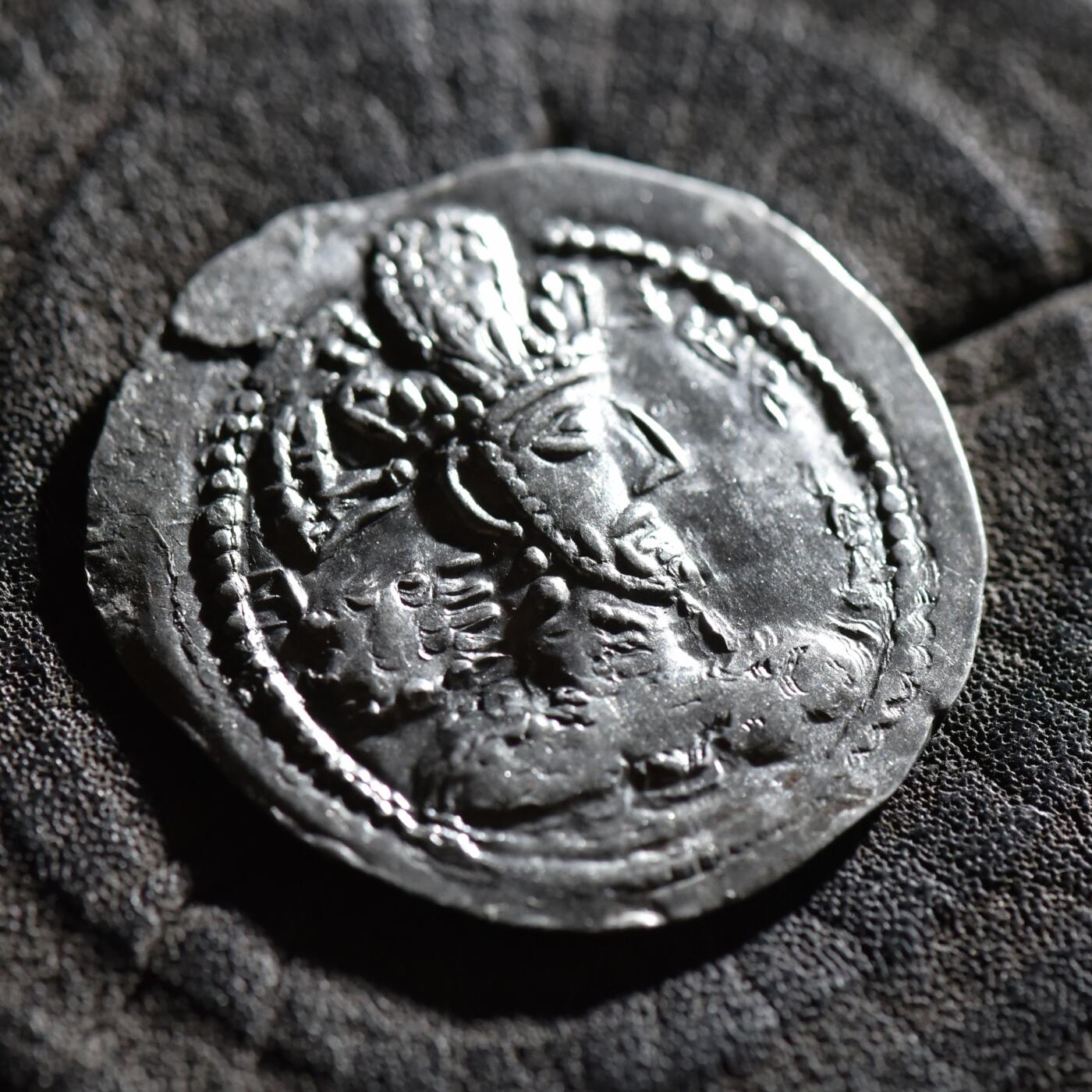 【良泉】【春节前最后一场】2月5日晚19.30点开拍！208组，本场结束后预存钱币的朋友请告知，将连同本场拍品一起邮寄，预祝诸位春节愉快！ 【极美品】【宽胚 喀布尔造币厂版】公元309-379年【波斯帝国】萨珊王朝，沙普尔二世，一德拉克马银币，4.15克