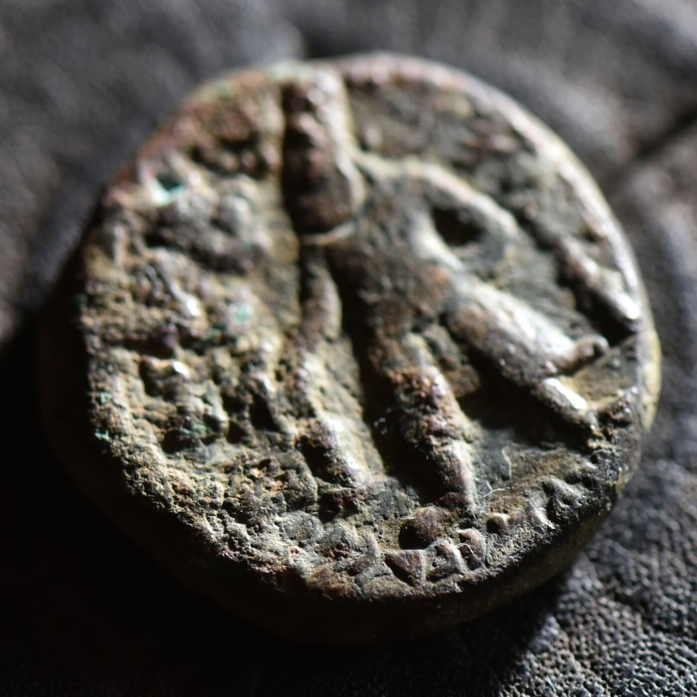 【良泉】【春节前最后一场】2月5日晚19.30点开拍！208组，本场结束后预存钱币的朋友请告知，将连同本场拍品一起邮寄，预祝诸位春节愉快！ 16.88克，公元100-128年【贵霜帝国】第三任国王，威玛·卡迪菲兹（阎膏珍）四德拉克马大铜币