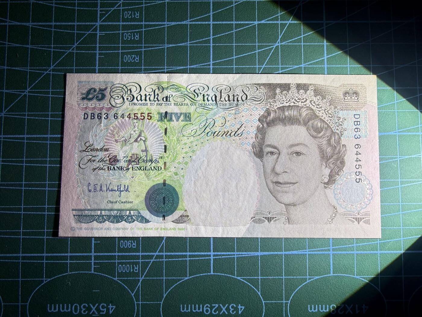 【炜奕收藏】，第五十六期，大不列颠专场 英国E序列初版5镑，UNC品相，豹子号