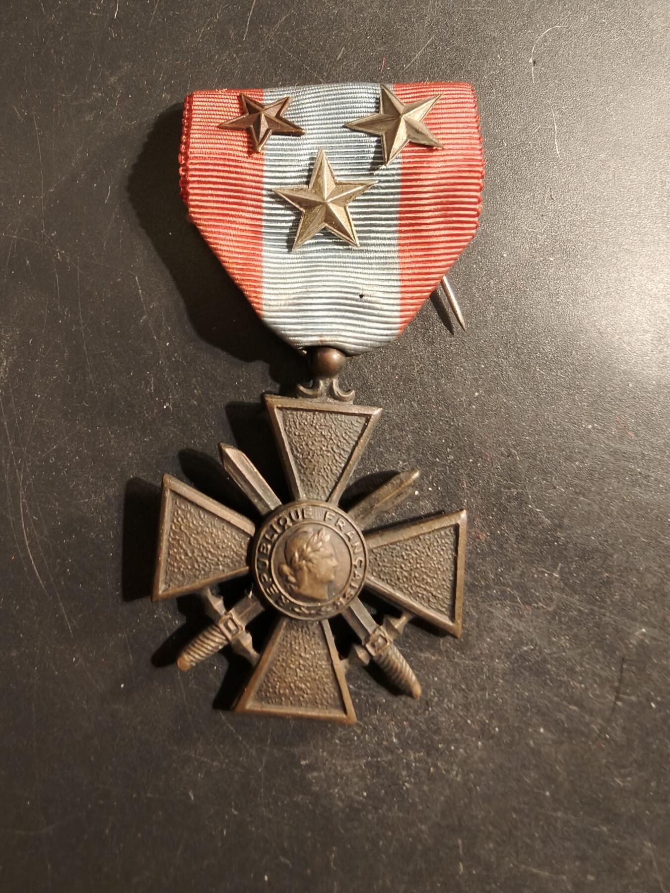 老王徽章第176期 法国海外行动版战争十字奖章   3颗铜星勋饰