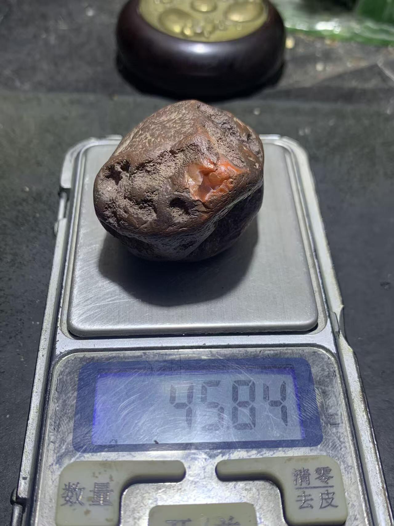 精美铁皮开窗料南红玛瑙原石一颗，