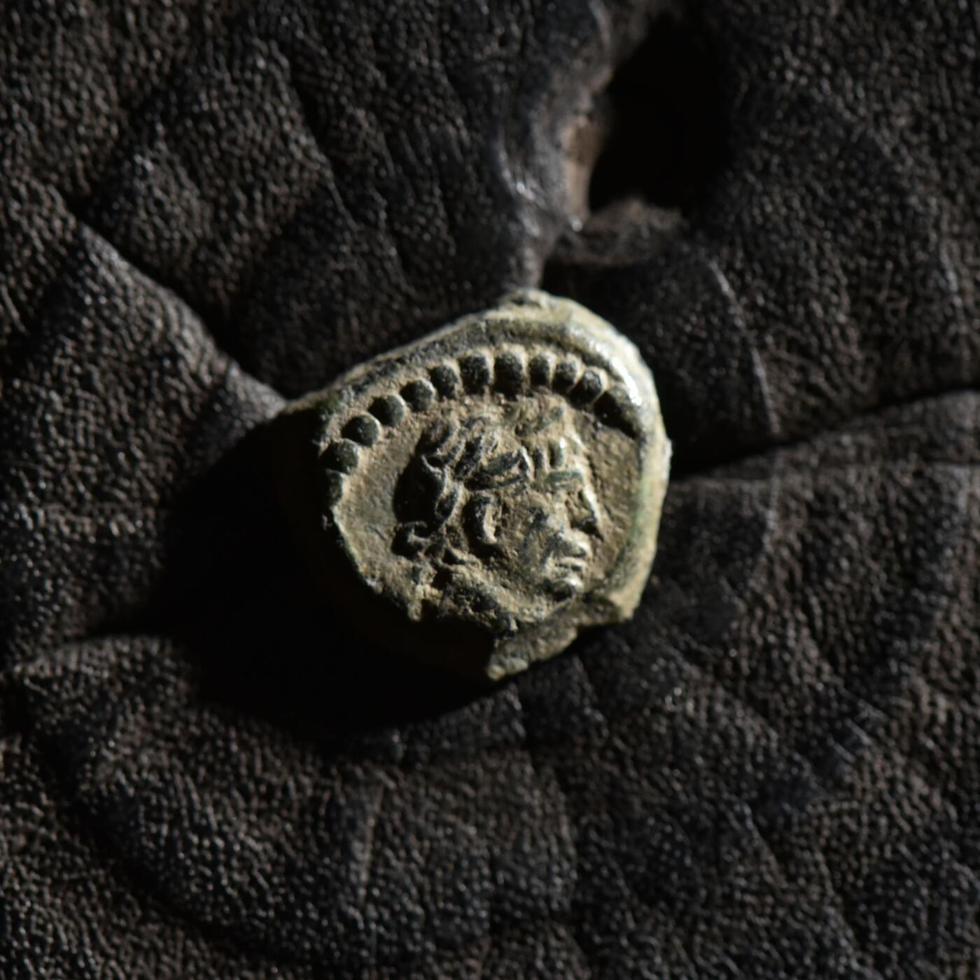 【良泉】【春节前最后一场】2月5日晚19.30点开拍！208组，本场结束后预存钱币的朋友请告知，将连同本场拍品一起邮寄，预祝诸位春节愉快！ 【藏家出品A】罕见！极为漂亮的一枚小铜币！公元113-114年，埃及行省，图拉真在位第16年打制，沉默与秘密之神哈尔波克拉底的头冠，亚历山大港造币厂打制，1.2克