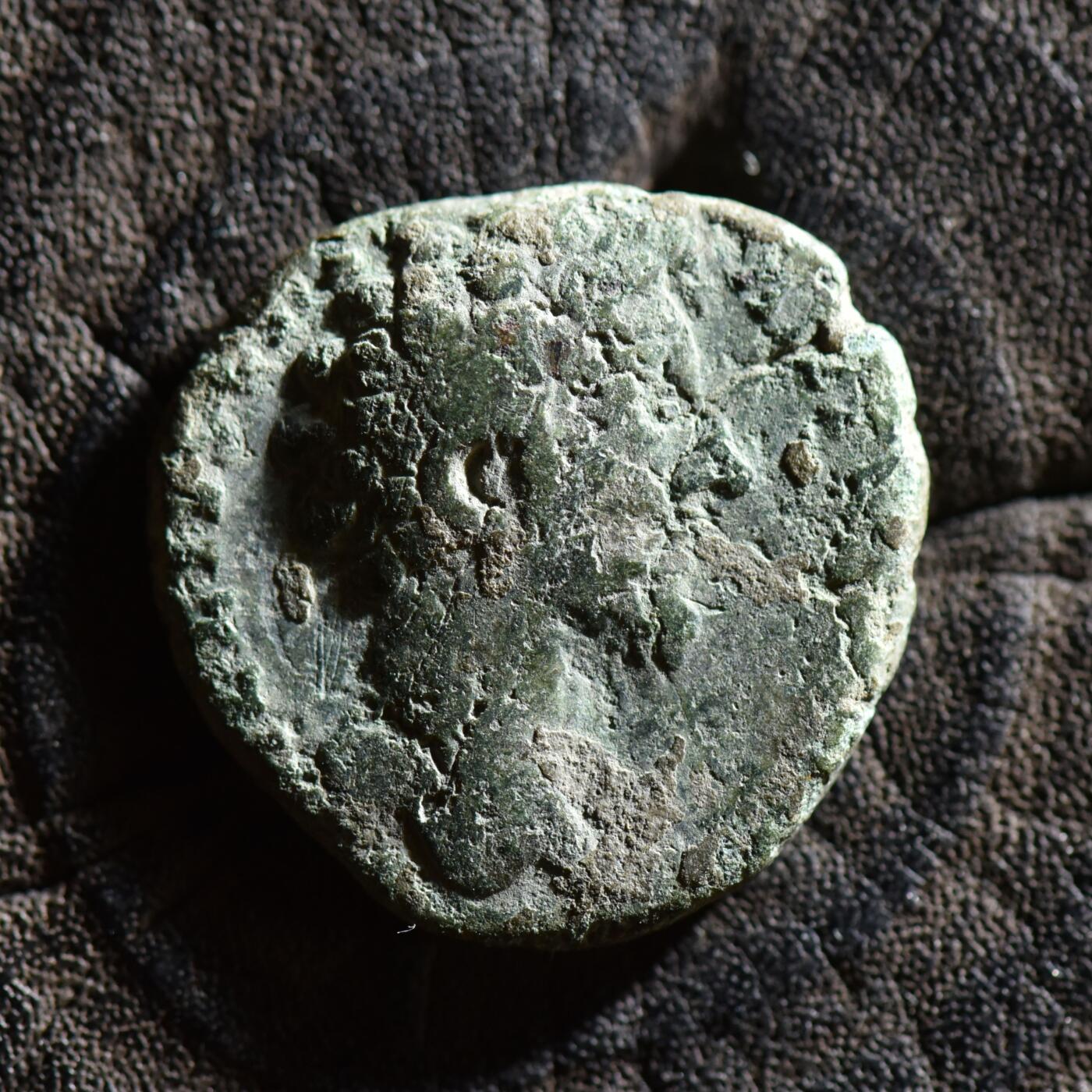 【良泉】【春节前最后一场】2月5日晚19.30点开拍！208组，本场结束后预存钱币的朋友请告知，将连同本场拍品一起邮寄，预祝诸位春节愉快！ 公元196年【古罗马】塞普提米乌斯·塞维鲁，皇帝，蒙面，身着托加长袍，站在祭坛前，阿斯铜币，5.7克