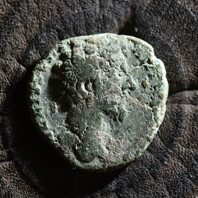 【良泉】【春节前最后一场】2月5日晚19.30点开拍！208组，本场结束后预存钱币的朋友请告知，将连同本场拍品一起邮寄，预祝诸位春节愉快！ - 公元196年【古罗马】塞普提米乌斯·塞维鲁，皇帝，蒙面，身着托加长袍，站在祭坛前，阿斯铜币，5.7克