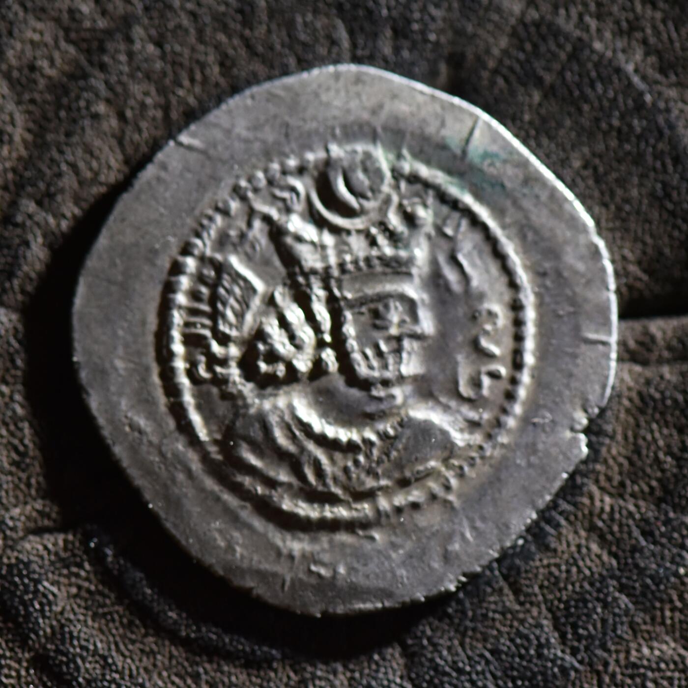 【良泉】【春节前最后一场】2月5日晚19.30点开拍！208组，本场结束后预存钱币的朋友请告知，将连同本场拍品一起邮寄，预祝诸位春节愉快！ 【极美品】公元420-438年【波斯帝国】萨珊王朝，瓦赫兰五世【祭火坛头像版】一德拉克马，4.17克