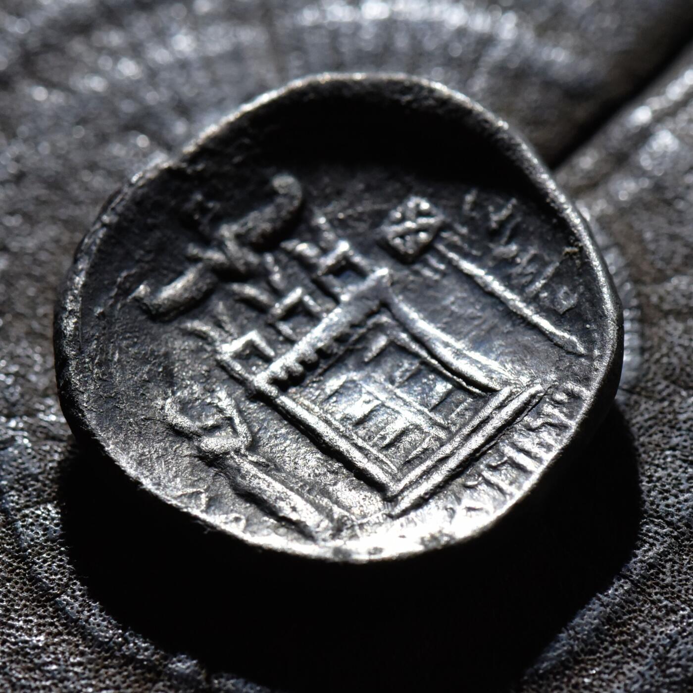 【良泉】【春节前最后一场】2月5日晚19.30点开拍！208组，本场结束后预存钱币的朋友请告知，将连同本场拍品一起邮寄，预祝诸位春节愉快！ 【藏家出品D】15.22克，珍稀罕见品种！波西斯王国，瓦德弗拉达德一世，公元前146-138年，四德拉克马碟形大银币，正面为带总督头巾和东方国王常用的束发带的瓦德弗拉达德一世，背面左侧为瓦德弗拉达德一世站像，上手抬起，向中央的火神庙祈祷，火神庙上方为有翼的阿胡拉·玛兹达。右侧为神幡。周围为 阿拉米语铭文译为“瓦德弗拉达德，众神的弗拉塔拉卡”。