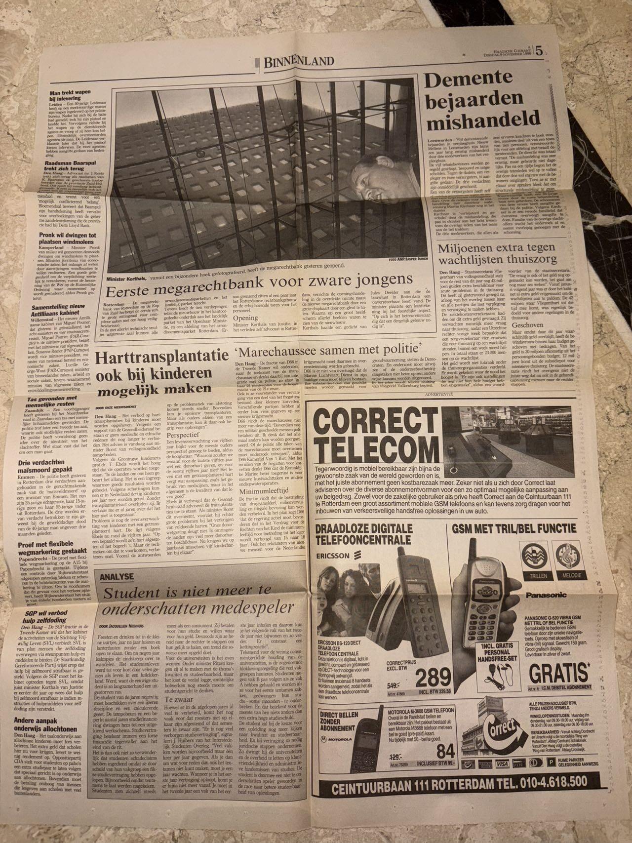 盛世勋华——号角文化勋章邮票专场拍卖第298期 德国柏林墙文献《发生在墙边的事》，附带荷兰语报纸对柏林墙相关历史的专题报道，记录了1961年8月13日柏林墙修建至1989年倒塌期间，西柏林周边封锁带的发展与关键事件。全书127页，采用黑白纪实摄影，左侧是守卫柏林墙的士兵形象，右侧是柏林墙相关事件的纪实小图（如越墙尝试、热气球逃亡、地标建筑等），直观展现冷战时期柏林的分裂状态。