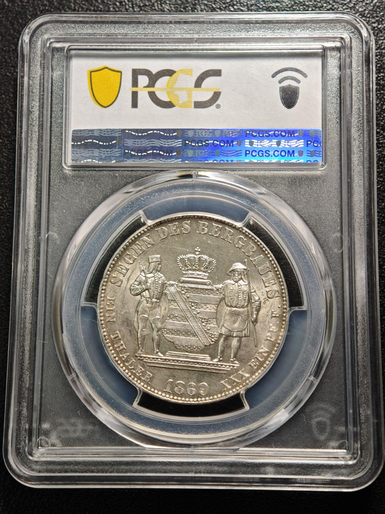 【德藏】世界币章拍卖第161期  1869年 德国萨克森约翰一世矿业祝福泰勒银币 PCGS MS62 淡黄油包浆 转光十足 萨克森是19世纪德国重要的矿业与冶金中心，银、锡、铁等矿产资源的开采与加工是其经济支柱，约翰一世时期发行此币，既是对矿业产业的致敬，也彰显了萨克森的经济特色