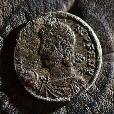 【良泉】【春节前最后一场】2月5日晚19.30点开拍！208组，本场结束后预存钱币的朋友请告知，将连同本场拍品一起邮寄，预祝诸位春节愉快！ - 【少见】【百分币】公元348-351年【古罗马】君士坦提乌斯二世“罗马士兵安置戴自由帽的蛮族”君士坦丁堡造币厂，3.16克