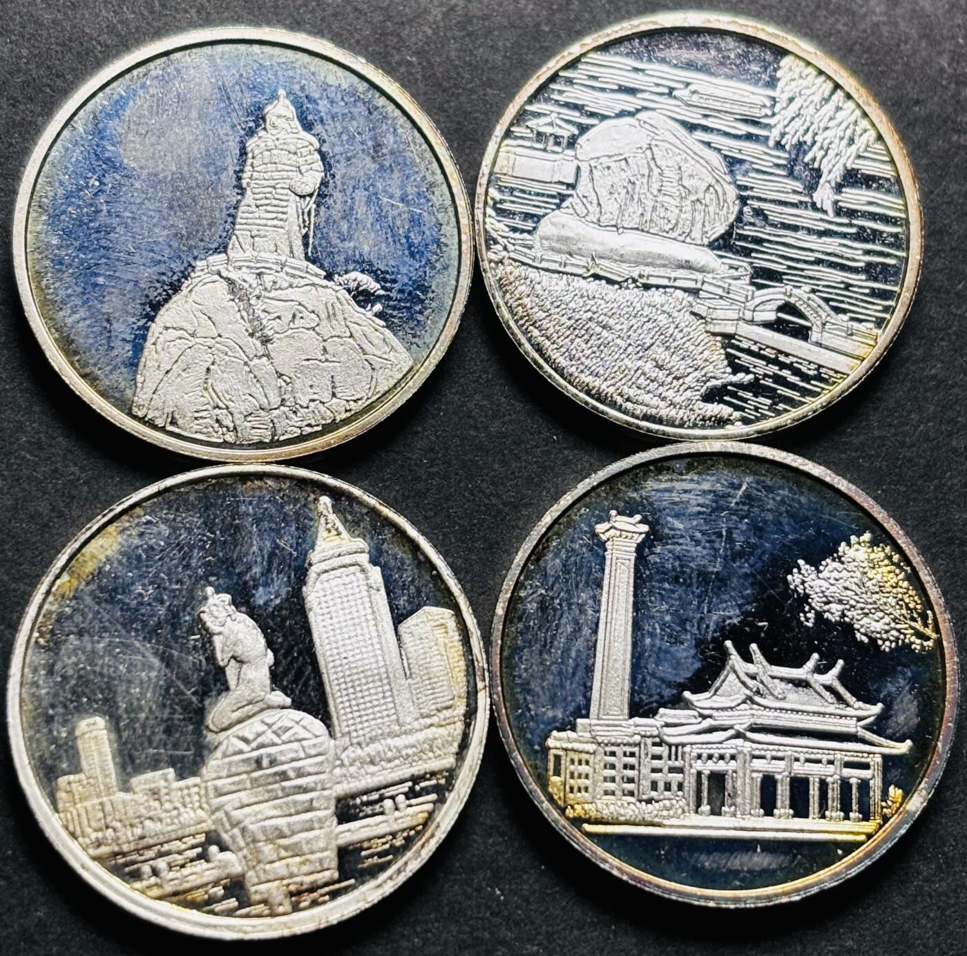 文馨钱币收藏 2026新年第三场（第 289 场）【长期接代拍品】 原盒全新厦门风光纪念纯银章 4 枚厦门，带证书约每枚重 7.7 克，称重 30.5 克，镜面工艺，像是精制银章，十多年前藏家厦门旅游买的，生出黄油老包浆